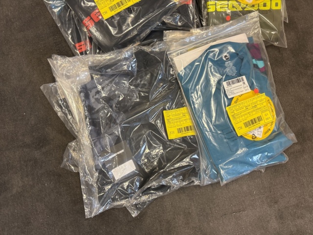 1409384-23 Parti med flytvästar, våtdräkter, skor, glasögon, kläder etc. Seadoo