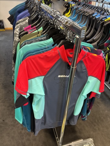 1409384-24 Parti med flytvästar, våtdräkter, skor, glasögon, kläder etc. Seadoo