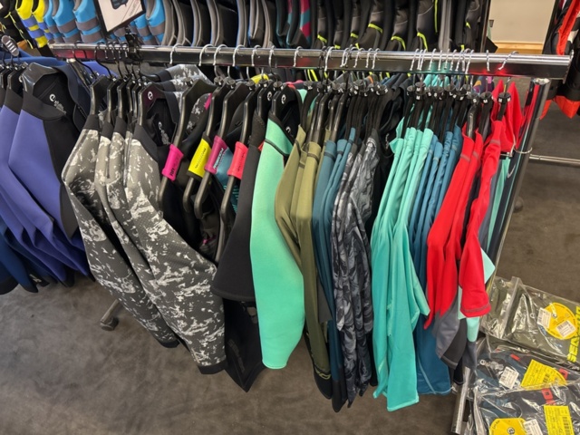 1409384-25 Parti med flytvästar, våtdräkter, skor, glasögon, kläder etc. Seadoo