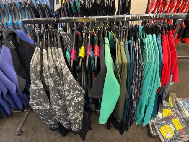 1409384-27 Parti med flytvästar, våtdräkter, skor, glasögon, kläder etc. Seadoo