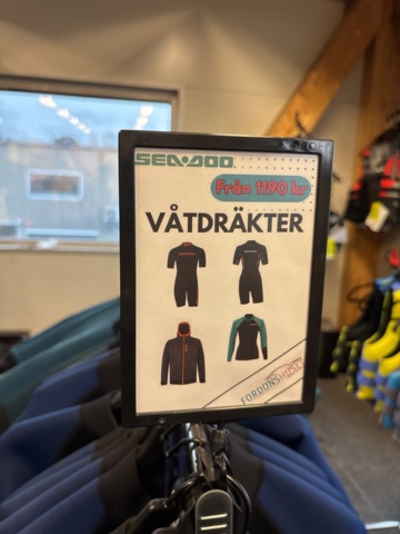 1409384-29 Parti med flytvästar, våtdräkter, skor, glasögon, kläder etc. Seadoo