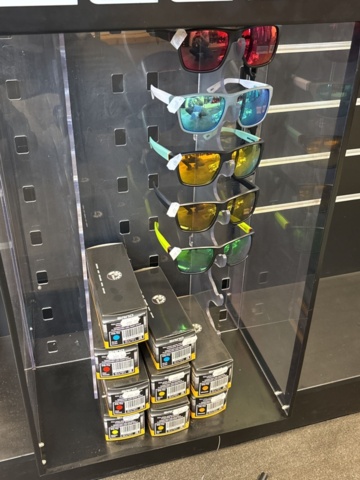 1409384-30 Parti med flytvästar, våtdräkter, skor, glasögon, kläder etc. Seadoo