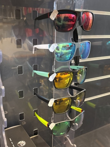 1409384-31 Parti med flytvästar, våtdräkter, skor, glasögon, kläder etc. Seadoo