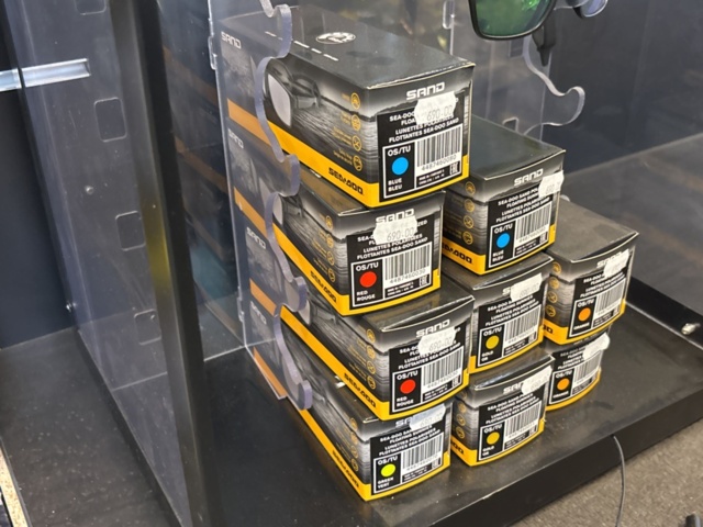 1409384-32 Parti med flytvästar, våtdräkter, skor, glasögon, kläder etc. Seadoo