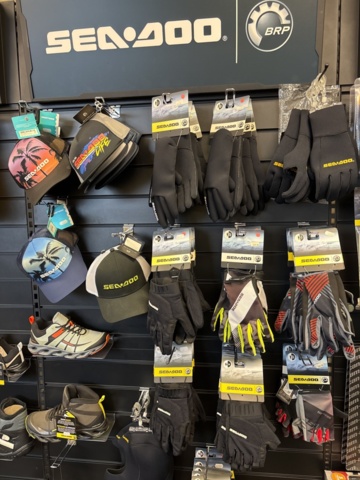 1409384-41 Parti med flytvästar, våtdräkter, skor, glasögon, kläder etc. Seadoo