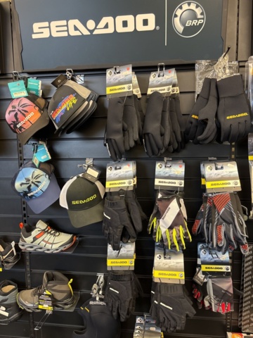 1409384-33 Parti med flytvästar, våtdräkter, skor, glasögon, kläder etc. Seadoo