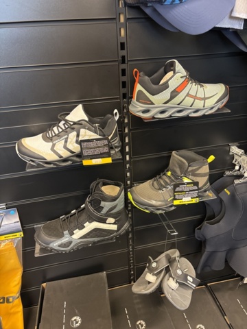 1409384-34 Parti med flytvästar, våtdräkter, skor, glasögon, kläder etc. Seadoo