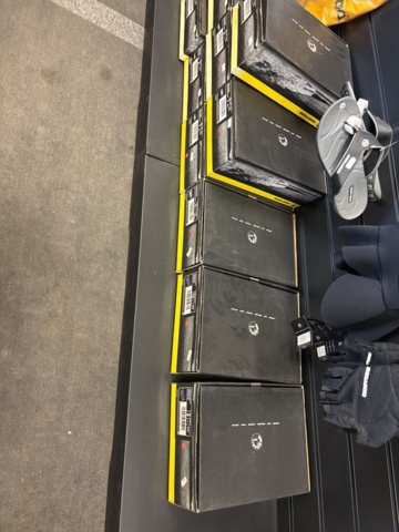 1409384-35 Parti med flytvästar, våtdräkter, skor, glasögon, kläder etc. Seadoo