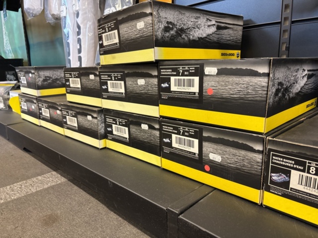 1409384-36 Parti med flytvästar, våtdräkter, skor, glasögon, kläder etc. Seadoo