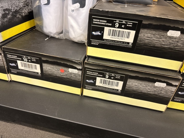 1409384-38 Parti med flytvästar, våtdräkter, skor, glasögon, kläder etc. Seadoo