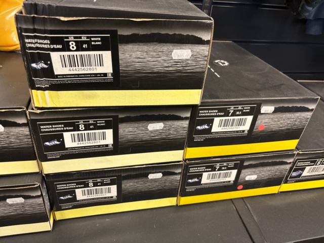 1409384-39 Parti med flytvästar, våtdräkter, skor, glasögon, kläder etc. Seadoo