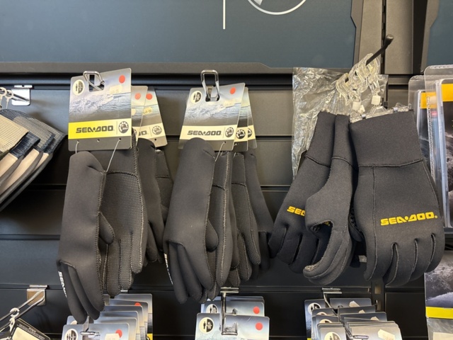 1409384-43 Parti med flytvästar, våtdräkter, skor, glasögon, kläder etc. Seadoo