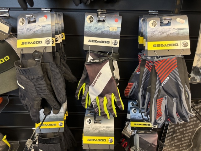 1409384-45 Parti med flytvästar, våtdräkter, skor, glasögon, kläder etc. Seadoo