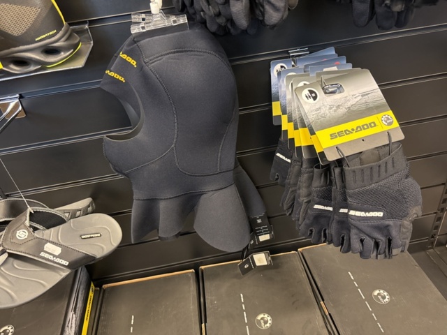 1409384-46 Parti med flytvästar, våtdräkter, skor, glasögon, kläder etc. Seadoo