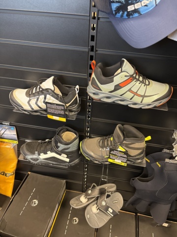 1409384-47 Parti med flytvästar, våtdräkter, skor, glasögon, kläder etc. Seadoo