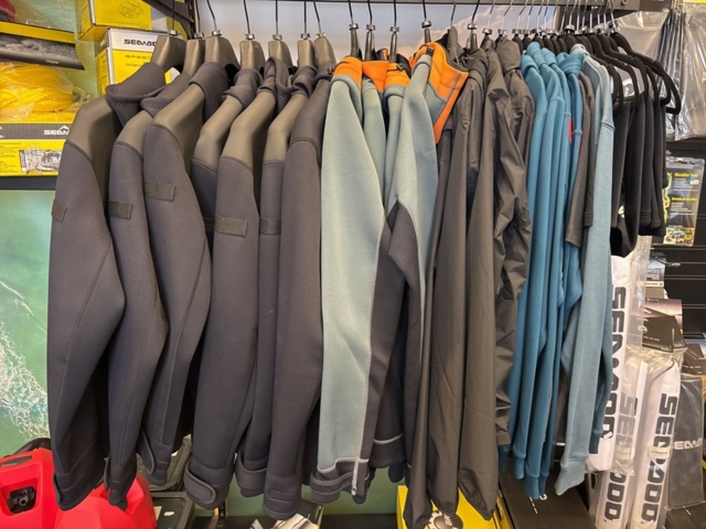 1409384-48 Parti med flytvästar, våtdräkter, skor, glasögon, kläder etc. Seadoo