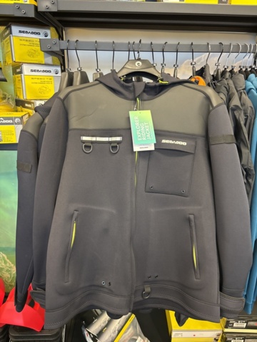 1409384-50 Parti med flytvästar, våtdräkter, skor, glasögon, kläder etc. Seadoo