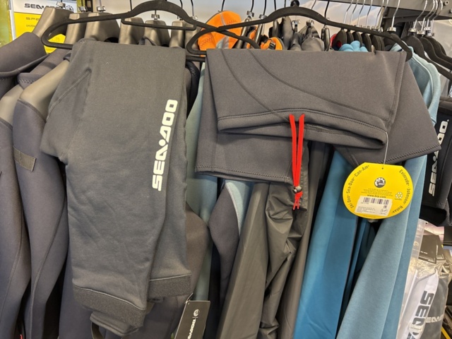 1409384-55 Parti med flytvästar, våtdräkter, skor, glasögon, kläder etc. Seadoo