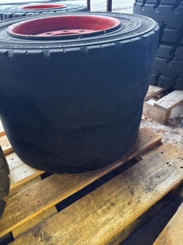 1321215-6 Truck tires with rims 2pcs