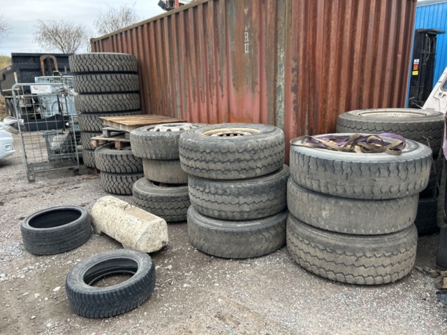 1454751-1 Parti med diverse delar till lastbil och kärror