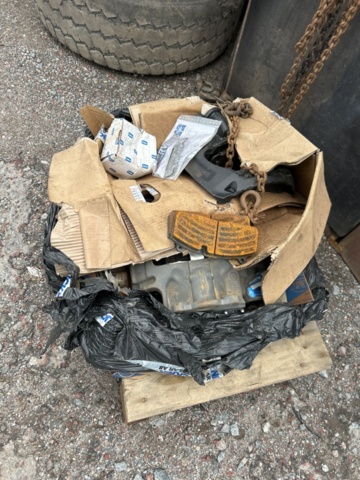 1454751-2 Parti med diverse delar till lastbil och kärror