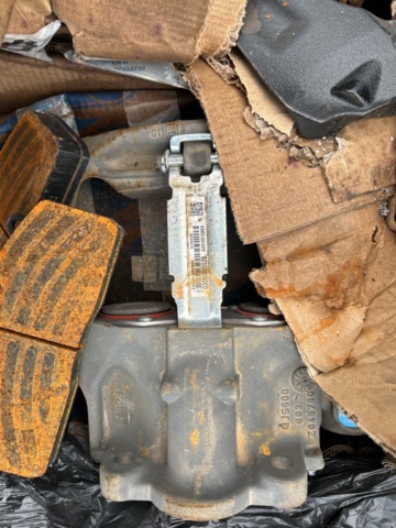 1454751-4 Parti med diverse delar till lastbil och kärror