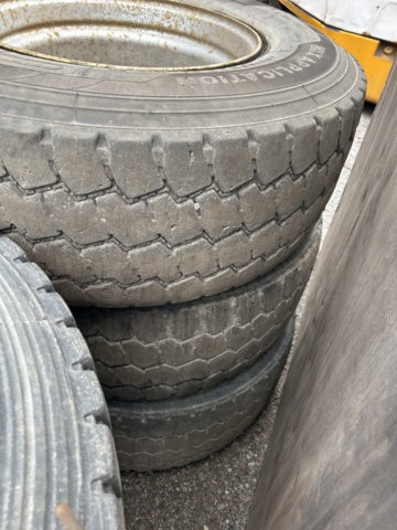 1454751-7 Parti med diverse delar till lastbil och kärror