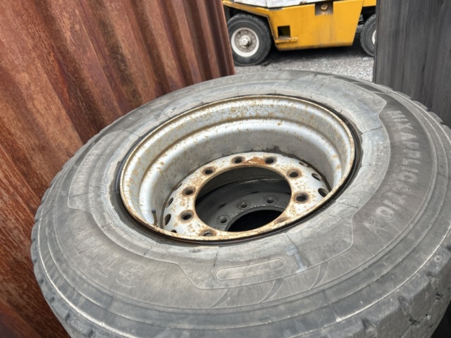 1454751-8 Parti med diverse delar till lastbil och kärror