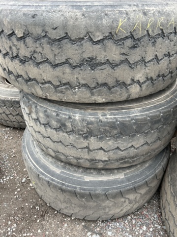 1454751-11 Parti med diverse delar till lastbil och kärror