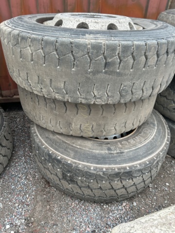 1454751-12 Parti med diverse delar till lastbil och kärror