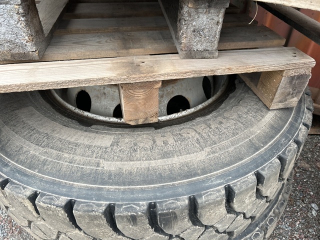 1454751-15 Parti med diverse delar till lastbil och kärror