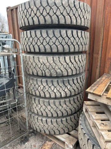 1454751-17 Parti med diverse delar till lastbil och kärror