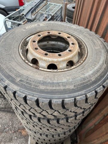 1454751-18 Parti med diverse delar till lastbil och kärror