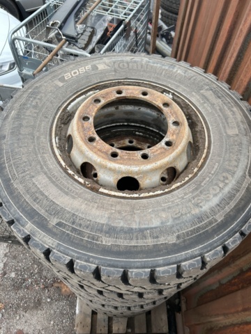 1454751-19 Parti med diverse delar till lastbil och kärror