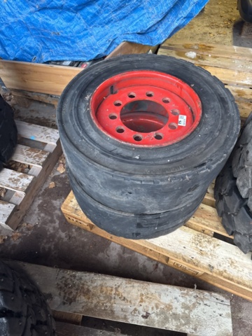 1321215-1 Truck tires with rims 2pcs
