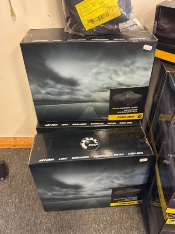 1409386-7 Lot with accessories in the category - three-wheeled motorcycles (Ryker)