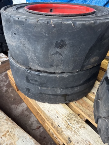 1321215-7 Truck tires with rims 2pcs