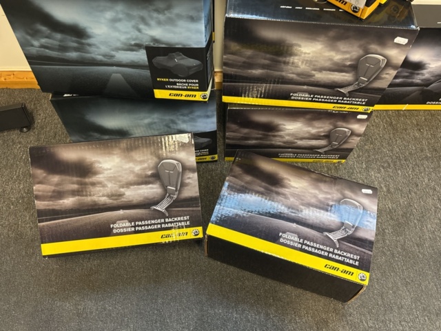 1409386-9 Lot with accessories in the category - three-wheeled motorcycles (Ryker)