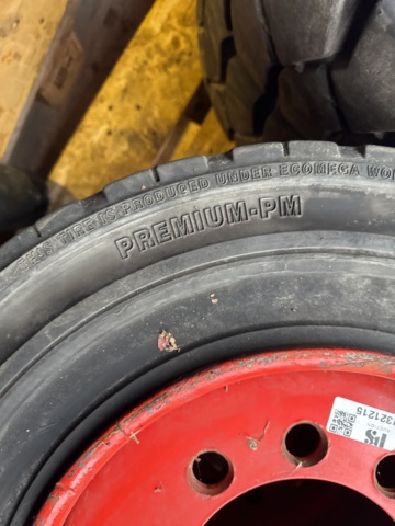 1321215-14 Truck tires with rims 2pcs