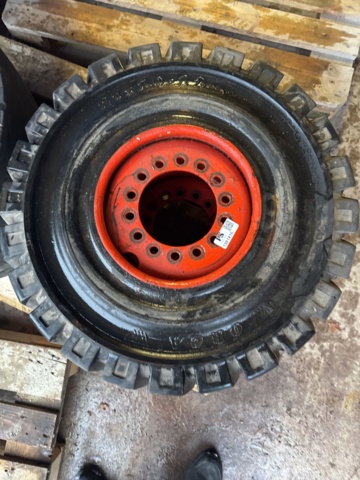 1321216-1 Truck tire with rim 27x10-12