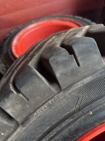 1321218-8 Truck tires with rims 2pcs