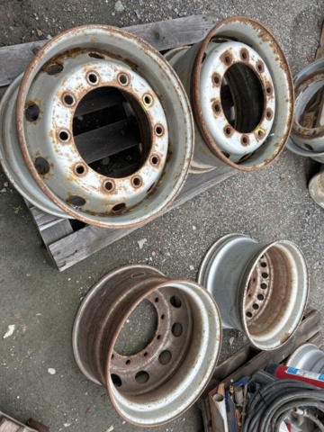 1454751-23 Parti med diverse delar till lastbil och kärror