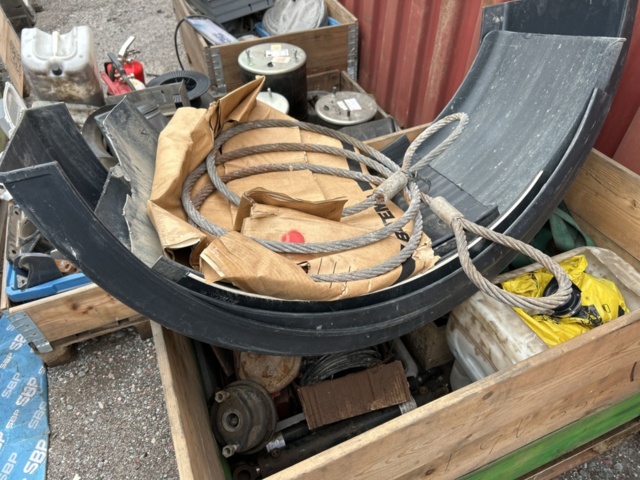 1454751-20 Parti med diverse delar till lastbil och kärror