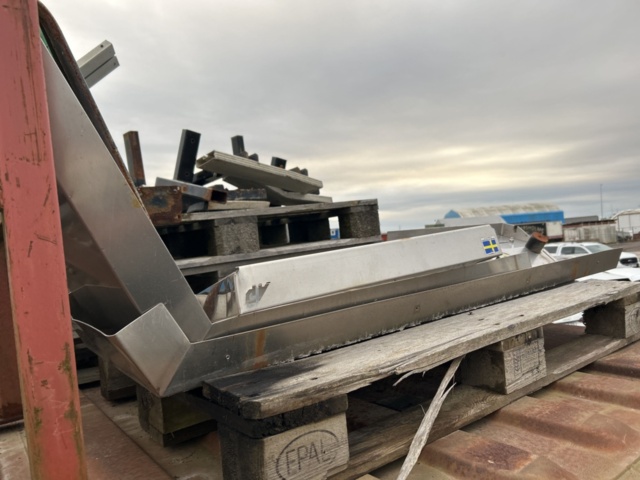 1454751-25 Parti med diverse delar till lastbil och kärror