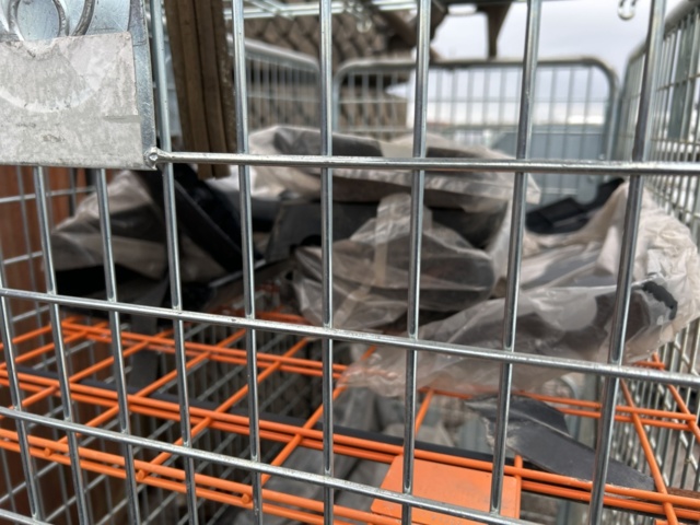 1454751-36 Parti med diverse delar till lastbil och kärror