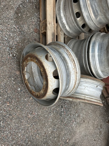 1454751-22 Parti med diverse delar till lastbil och kärror