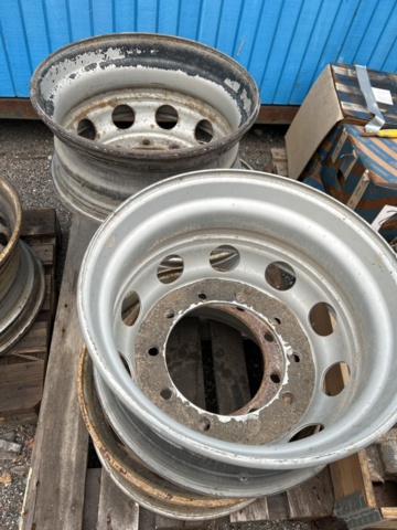 1454751-34 Parti med diverse delar till lastbil och kärror