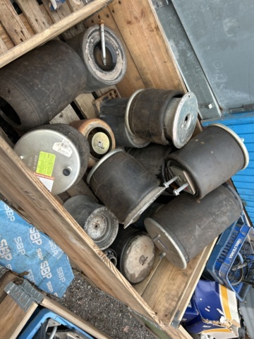 1454751-38 Parti med diverse delar till lastbil och kärror