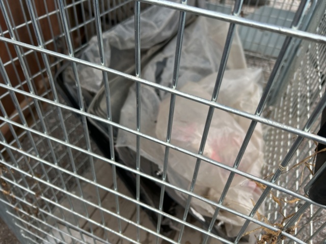 1454751-24 Parti med diverse delar till lastbil och kärror