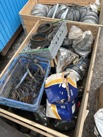 1454751-40 Parti med diverse delar till lastbil och kärror